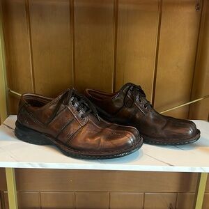 9.5 men's Clarks in excellent condition. Worn twice.